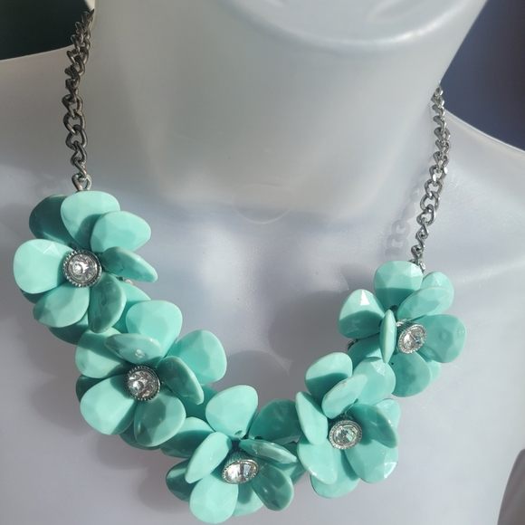 Vintage Jewelry - Vintage Floral Necklace